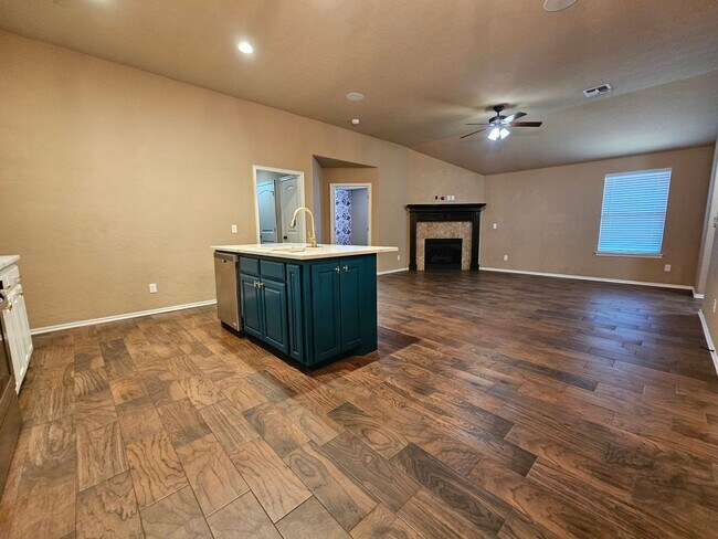 Building Photo - (3) Bed/(2) Bath in SW Moore Avail Early June!