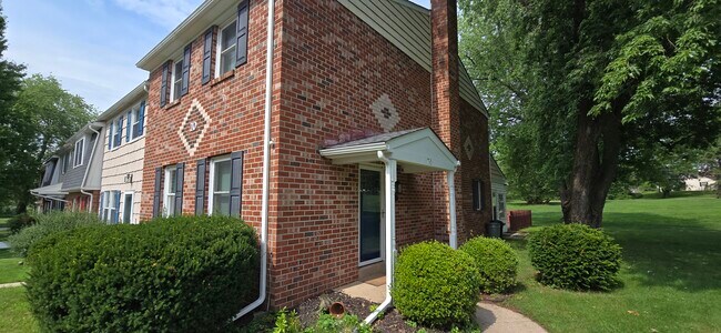 Building Photo - 70 Colonial Dr