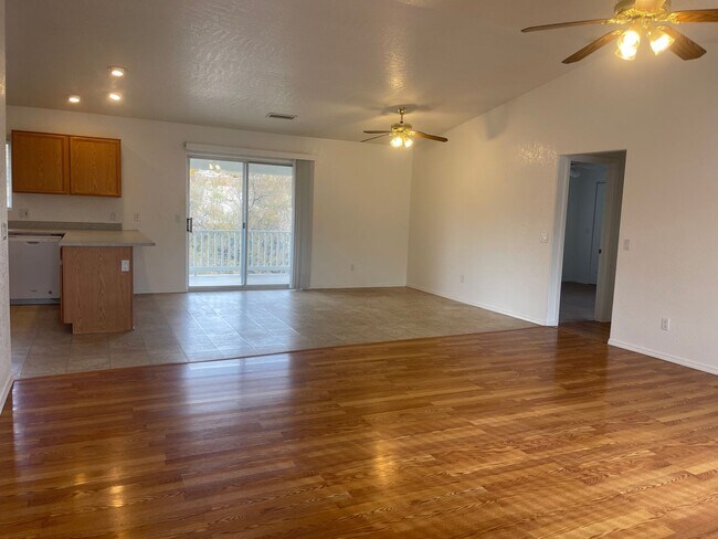 Building Photo - 3 Bed 2 Bath Available Now!! This is a Mon...