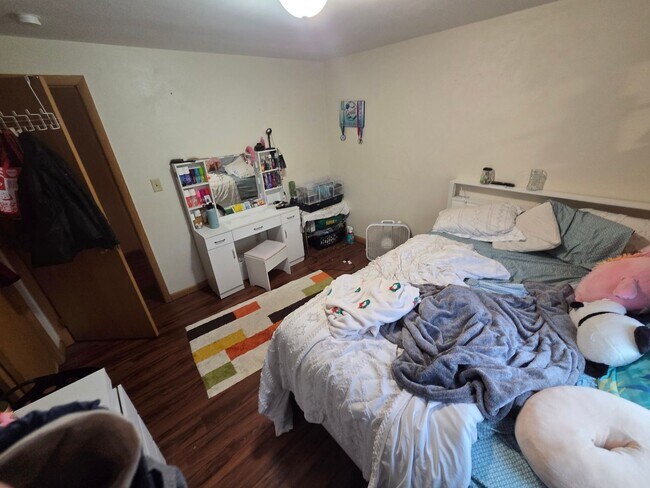 Building Photo - Available August! - 2 Bed 1 Bath Apartment