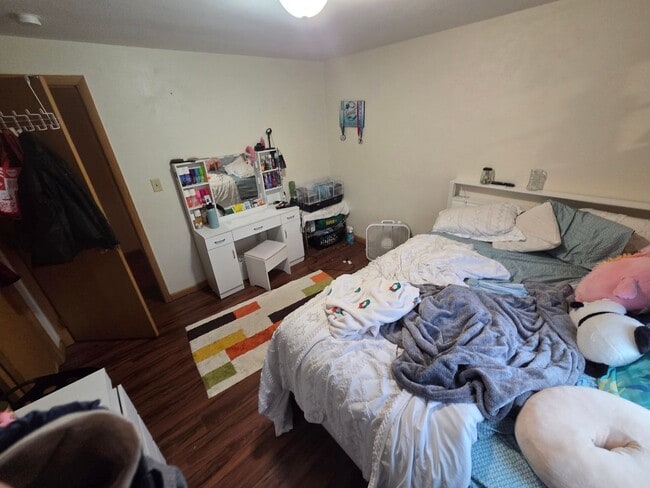 Building Photo - Available August 6! - 2 Bed 1 Bath Apartment