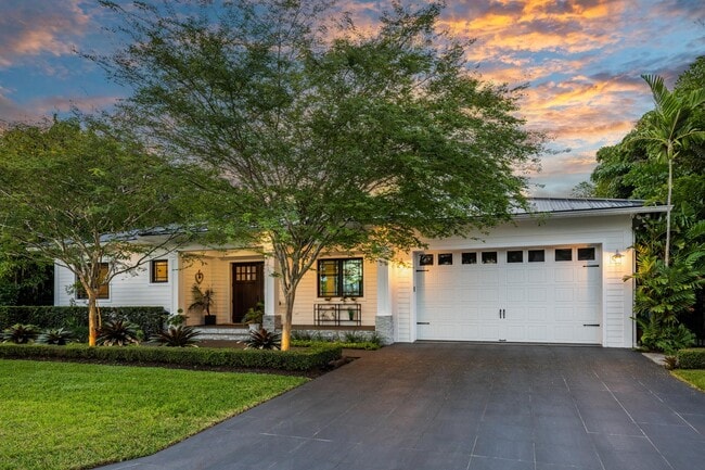 Building Photo - 940 Greenbriar Dr