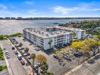 Building Photo - 1502 S Lakeside Dr