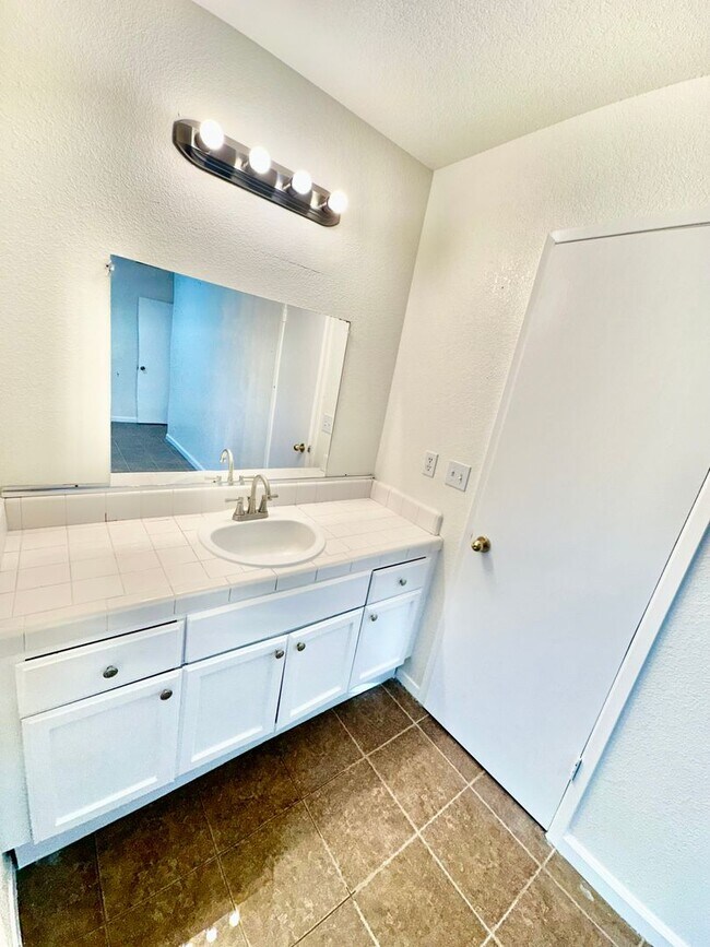 Building Photo - Spacious Selma 4/2 with Large Lot