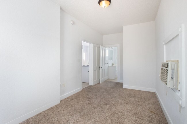 Building Photo - 1 Bedroom 1 Bath downtown