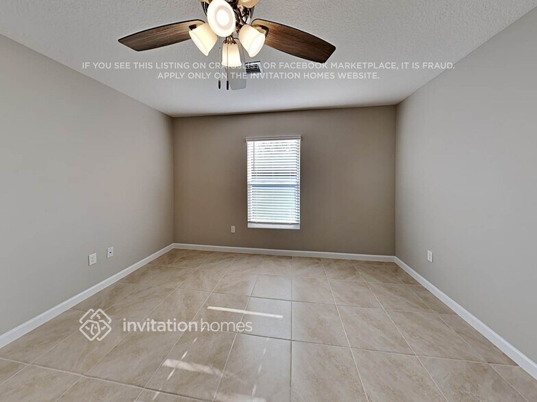 Building Photo - 560 SW Nagle Pl