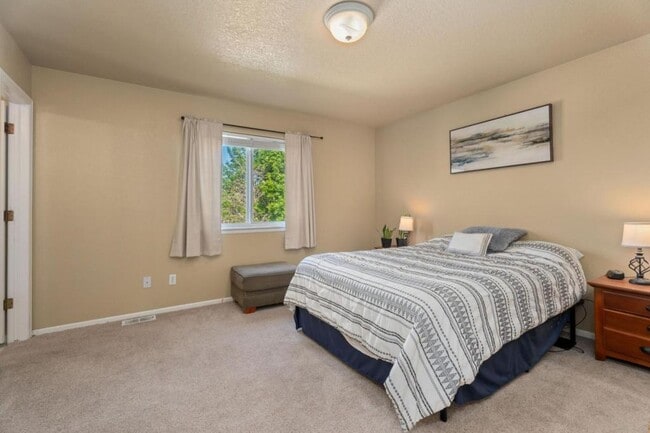 Building Photo - 749 Eagle Dr