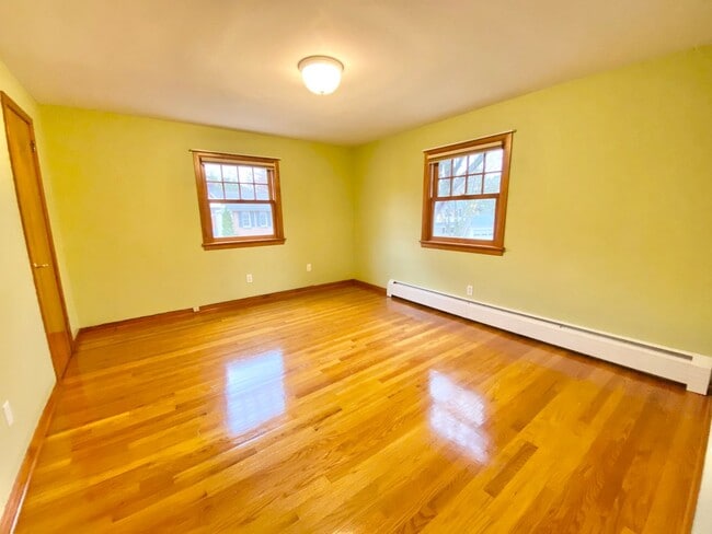 Building Photo - 4 Bedroom Home in Burlington VT Available NOW!