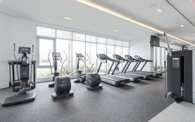 Building Photo - 17111 Biscayne 1011