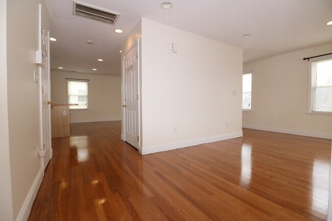Building Photo - 76 Seaver St