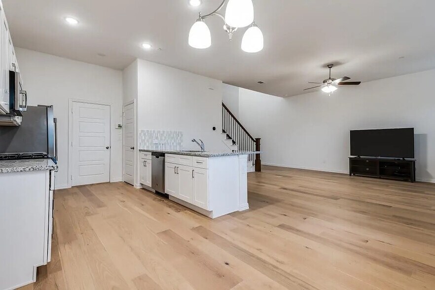 Building Photo - Room in Townhome on Bethlehem St