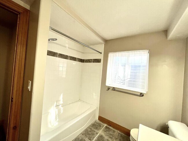 Building Photo - 6363 Murray Bluffs Dr