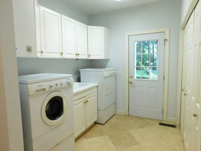 Building Photo - Expansive Unfurnished Spanish Wells Home Available for Rent