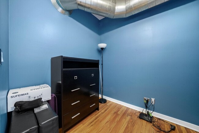 Building Photo - 1001 W 15th St