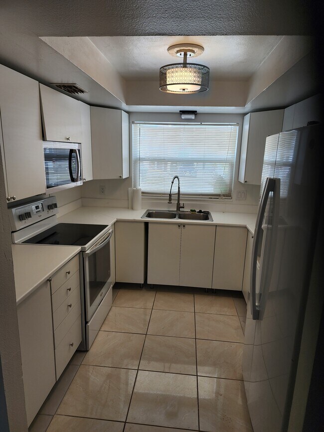 Building Photo - 2750 S Pines Dr