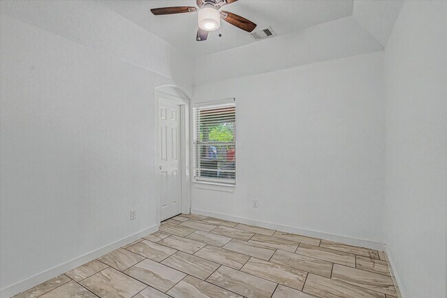 Building Photo - 8159 Glenhollow Dr