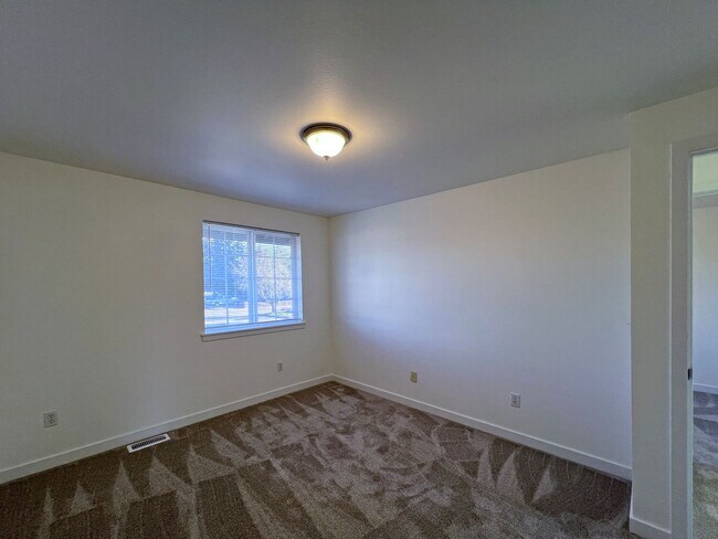 Building Photo - 16241-16243 Curry Ct SE