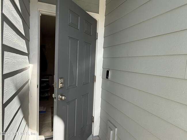 Building Photo - 5885 Creekside Crossing Dr