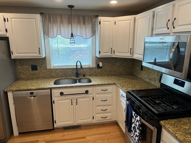 Building Photo - Modern 3 Bedroom Single Family - Available...