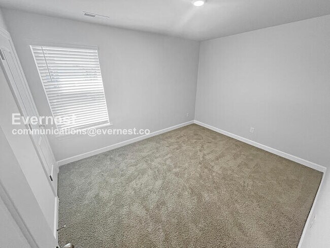 Building Photo - 3251 Quintana Dr