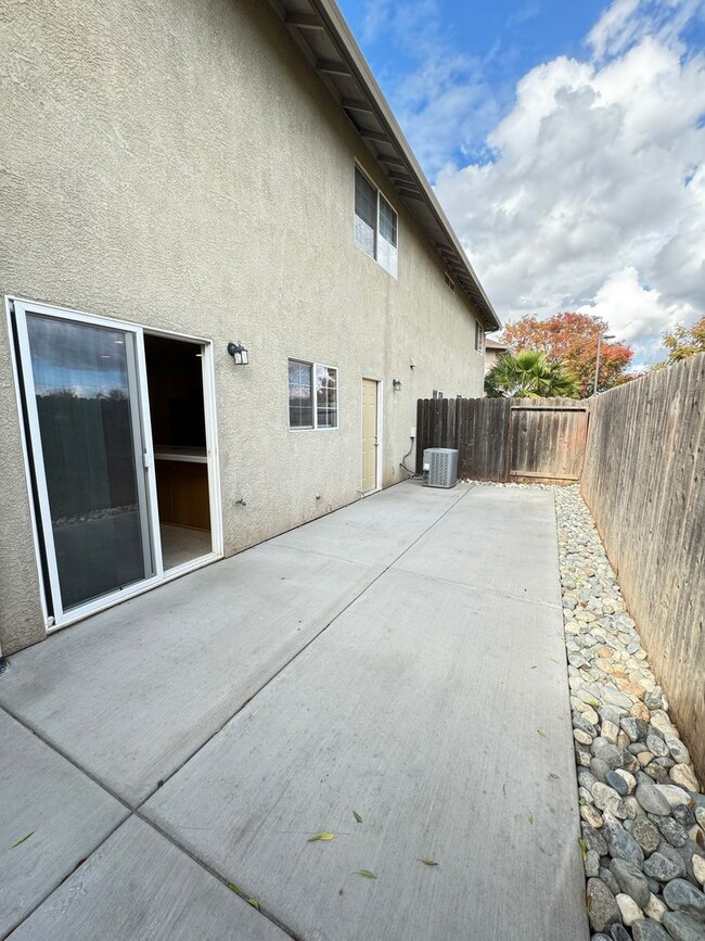 Building Photo - 3  bed/ 2.5 bath townhouse - Yuba City