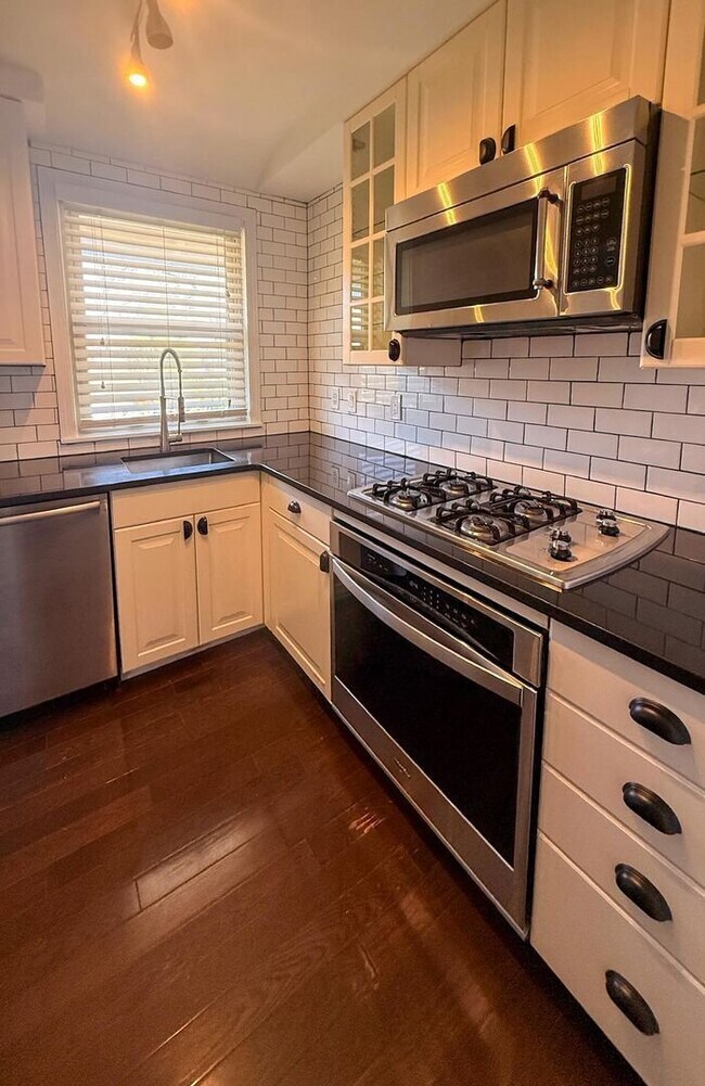 Building Photo - GREAT ANN ARBOR LOCATION – 2-BEDROOM END UNIT!