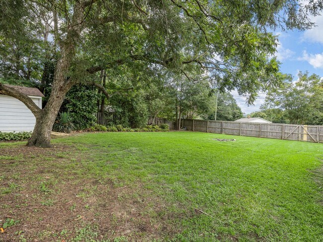 Building Photo - Spacious 2 bedroom 1.5 bathroom home in th...