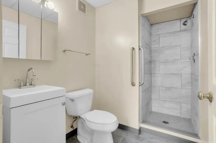 bathroom - 3240 Rothpletz St