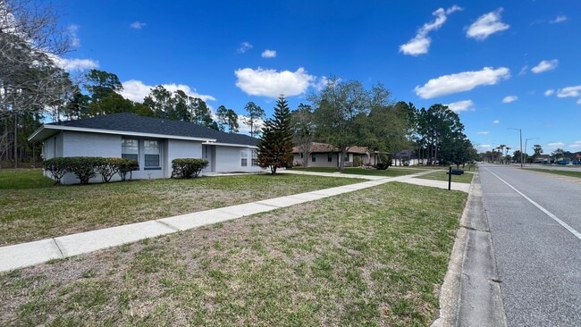 Building Photo - Bright & Spacious 3/2 Home with Huge Yard + Screened Patio — Lawn Care Included!