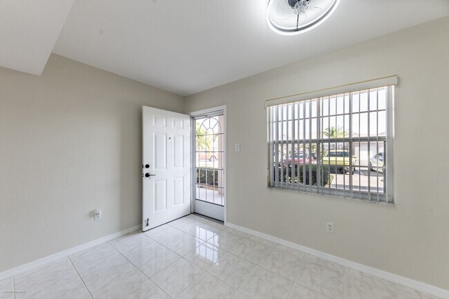 Building Photo - PRICE DROP!! UNFURNISHED ANNUAL RENTAL. CL...