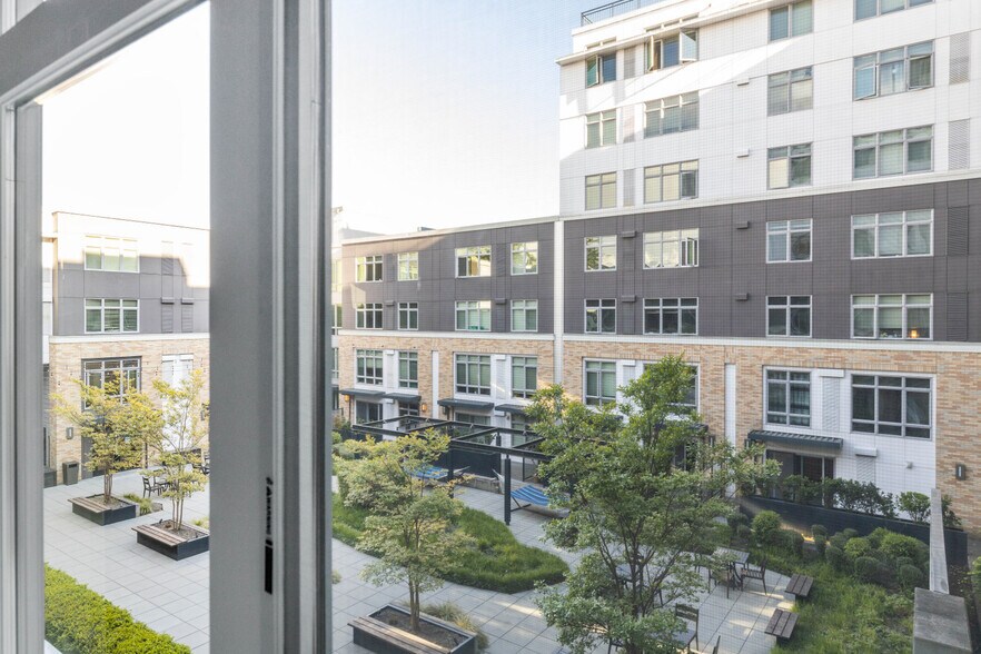 Building Photo - 215 10th Ave E