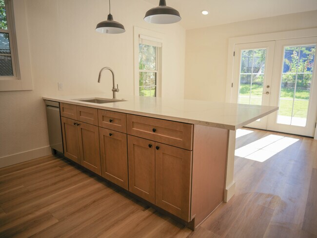 Building Photo - 803 Oakland Ave