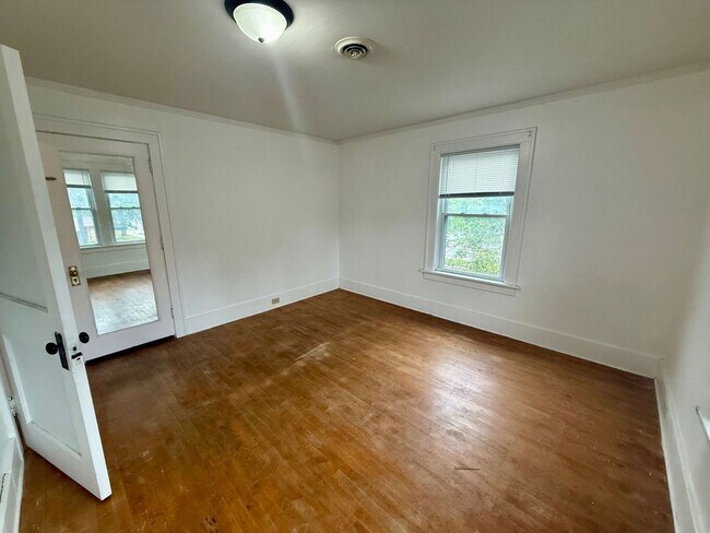 Building Photo - 214 Maple St