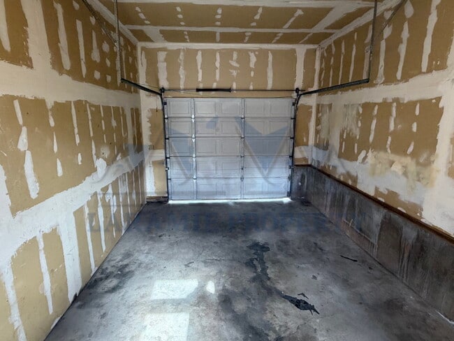 Building Photo - 3 Bedroom 2 Bathroom Apartment