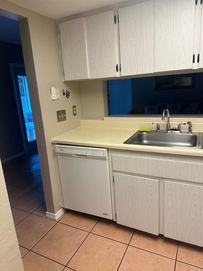 Building Photo - 2 Bedroom Condo with One Car Garage