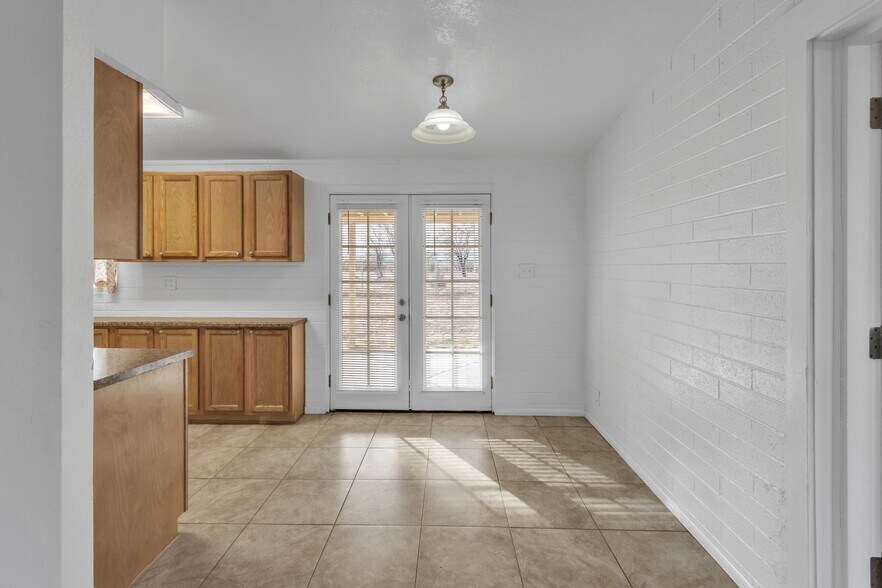 Building Photo - 216 Whitton St