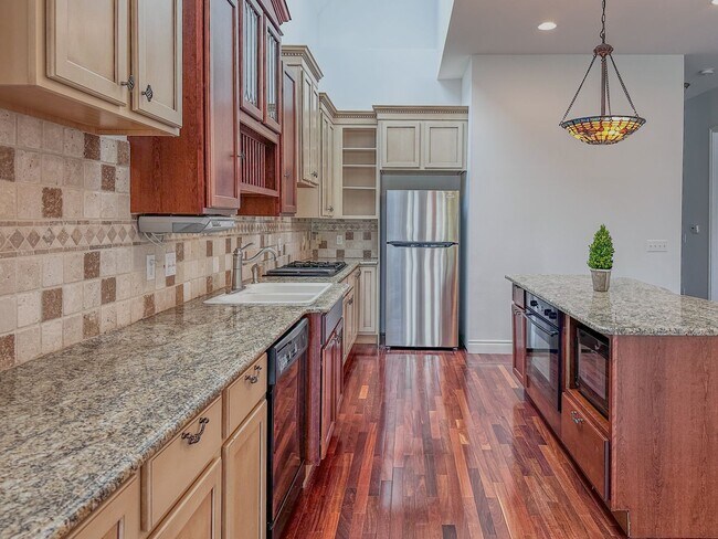 Building Photo - Lakeside Living!