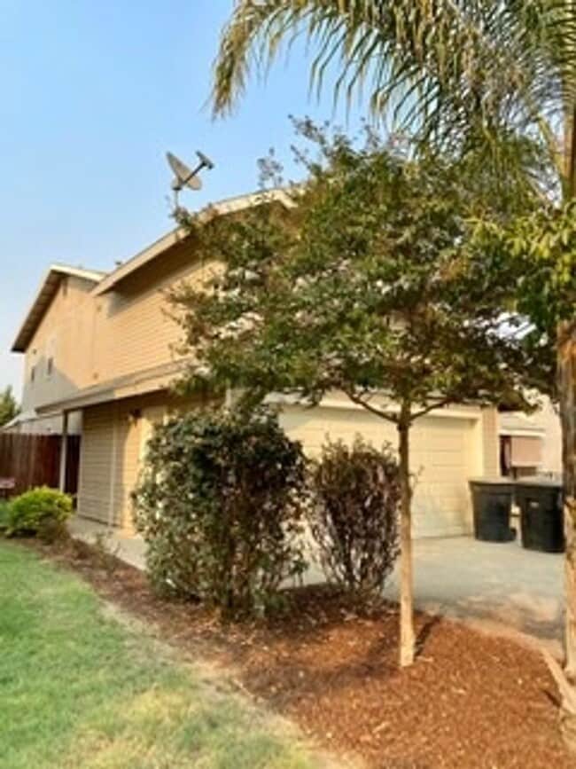 Building Photo - 3 bedroom 2 bath with 2 car garage