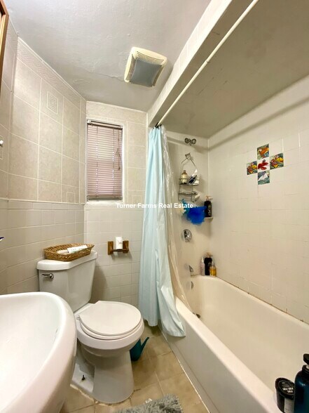 Building Photo - 205 Hillside St