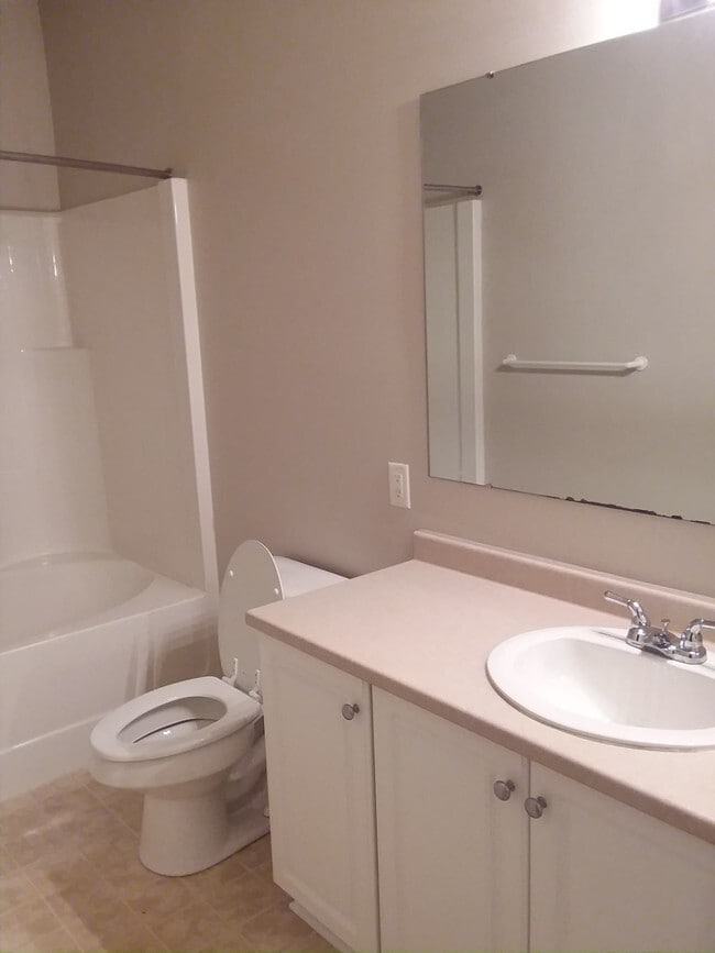 Hall bath - 1119 Stockton Ridge