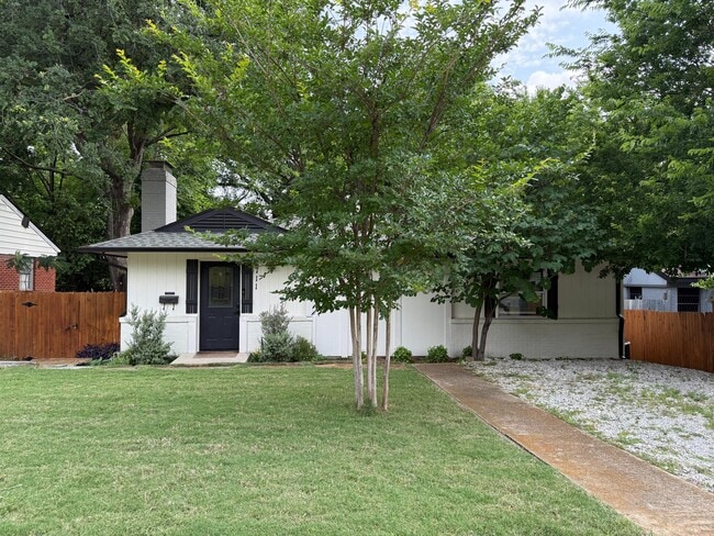 Building Photo - 2711 Avon St