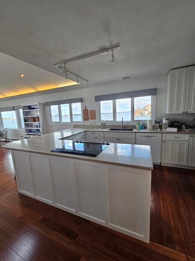 Kitchen Island - 6 Bayview Rd