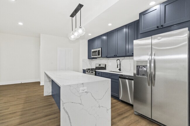 Building Photo - 4338 N Clarendon Ave