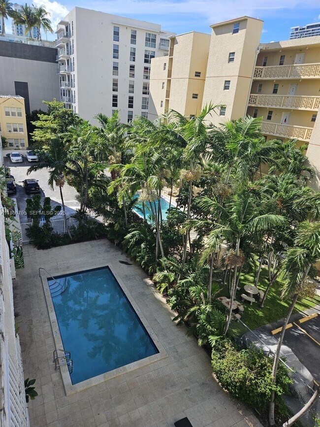 Building Photo - 677 NE 24th St