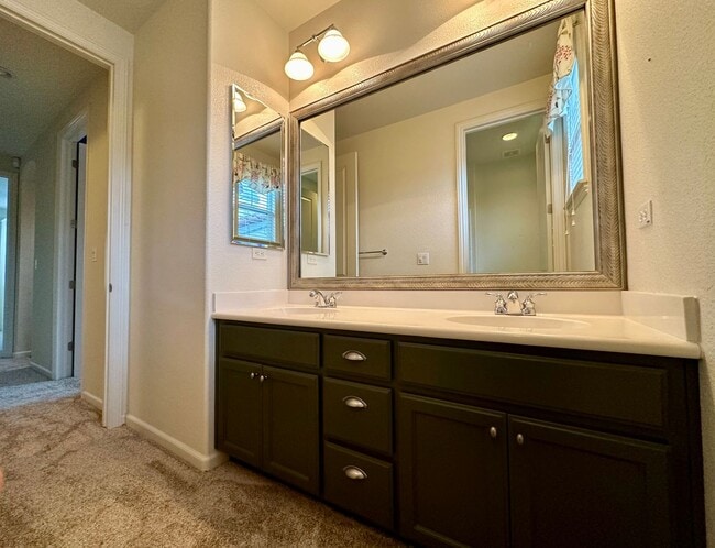 Building Photo - Large 4 Bedroom House in Hiddenbrook Commu...