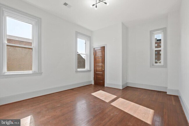 Building Photo - 812 Park Ave