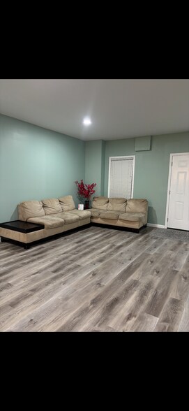 Building Photo - 4560 Persian Trl