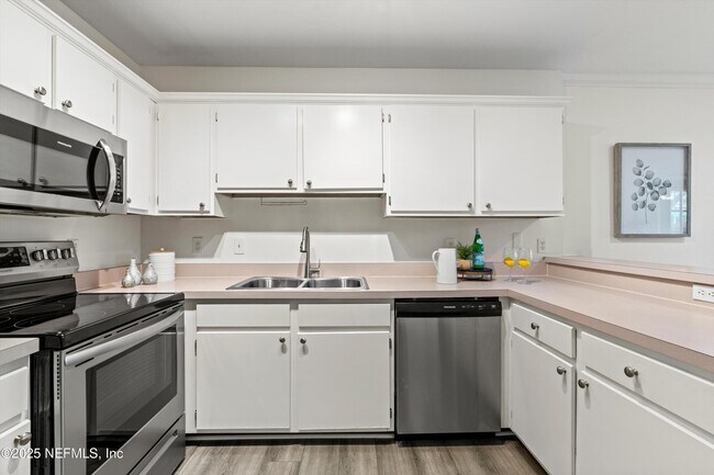 Building Photo - 1655 The Greens Way