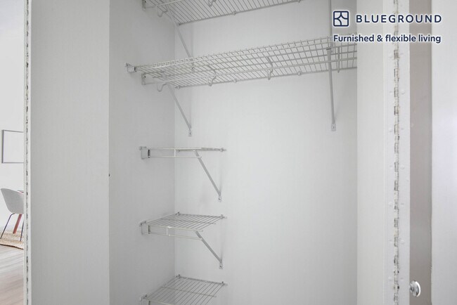 Building Photo - 860 N Dewitt Pl