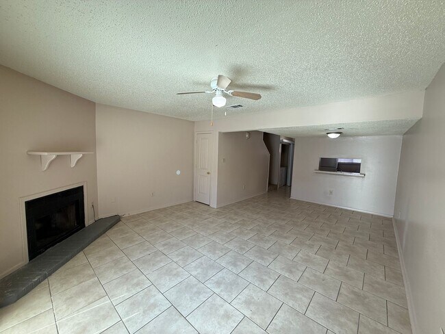 Building Photo - 2 bedroom 2 bath town home in a gated community